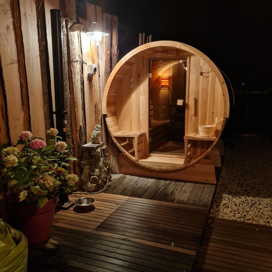 Wellness Chalet Met Jacuzzi, Sauna, Omheinde Tuin, Sint Annaland Dış mekan fotoğraf